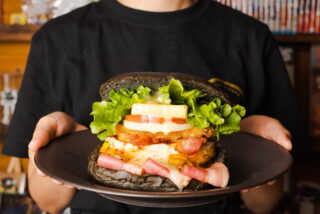 人気NO.1の佐世保バーガー店KORONがパワーアップ！真っ黒なハンバーガーがまるで3食分あるボリュームでインパクト大！
