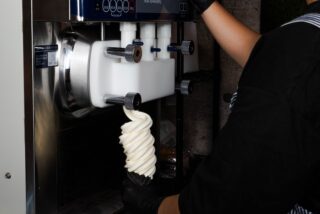 佐世保で300ｇ超の巨大なソフトクリームが食べられる！濃厚生乳アイス専門店の今日もご褒美の江迎まつばや店に行ってきた